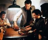 Robert de Niro, Joe Pesci et Ray Liotta découvrent les bienfaits et les difficultés du milieu du grand banditisme.<br />