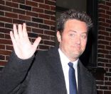 Matthew Perry le 1er février 2011 à New York. L'acteur va effectuer un  nouveau séjour en rehab, mais semble tout de même aller bien mieux.