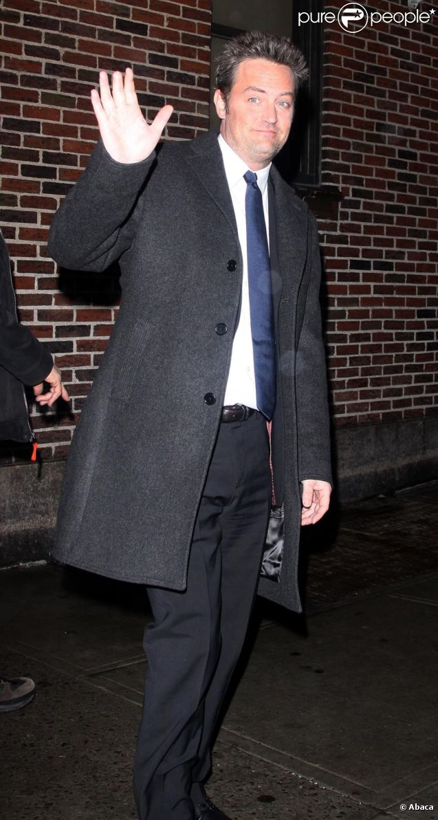 Matthew Perry le 1er février 2011 à New York. L'acteur va effectuer un  nouveau séjour en rehab, mais semble tout de même aller bien mieux.