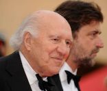 Michel Piccoli lors de la montée des marches pour le film <em>Habemus Papam</em>, dans le cadre du 64e Festival de Cannes, le 13 mai 2011.