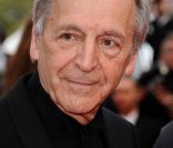 Costa-Gavras lors de la montée des marches pour le film  Habemus Papam , dans le cadre du 64e Festival de Cannes, le 13 mai 2011.