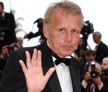 Patrick Poivre d'Arvor lors de la montée des marches pour le film  Habemus Papam , dans le cadre du 64e Festival de Cannes, le 13 mai 2011.