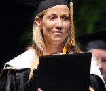 Sheryl Crow assiste à la remise de diplômes de l\'université de Columbia (Missouri), samedi 14 mai, et reçoit un prix d\'honneur.