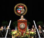 Sheryl Crow assiste à la remise de diplômes de l\'université de Columbia (Missouri), samedi 14 mai, et reçoit un prix d\'honneur.