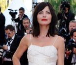 Délphine Chanéac a fait le show dans une mini-robe blanche lors de la montée des marches pour la projection de The Artist, le 15 mai 2011 à Cannes
