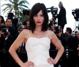 Délphine Chanéac a fait le show dans une mini-robe blanche lors de la montée des marches pour la projection de The Artist, le 15 mai 2011 à Cannes