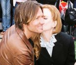  Keith Urban a reçu une étoile pour sa carrière de chanteur country à Nashville. Et bien sûr, Nicole Kidman était là pour féliciter son mari. Nashville, 15 mai 2011 