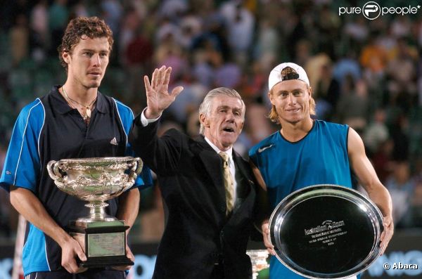 En 2005, Ken Rosewall se rappelait au très cher souvenir de ses compatriotes australiens, remettant le trophée de l'Open d'Australie à Marat Safin, bourreau de l'enfant du pays Lleyton Hewitt. En mai 2011, le champion légendaire a été victime d'un AVC.