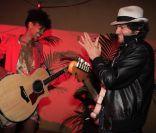 Matthieu Chedid s'est joint à son amie Ayo pour un concert endiablé à la Villa Chic, lors du Festival de Cannes, le 15 mai 2011.