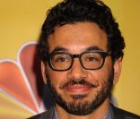 Al Madrigal tout sourire. Le 16 mai à l'Hotel Hilton de New York, toute la famille NBC était  réunie pour clore la saison 2011 et présenter celle de l'année  prochaine. Et quelle famille !