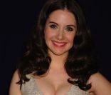 Alison Brie tout sourire. Le 16 mai à l'Hotel Hilton de New York, toute la famille NBC était  réunie pour clore la saison 2011 et présenter celle de l'année  prochaine. Et quelle famille !