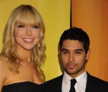 Laura Prepon et Wilmer Valderrama, un couple charmant. Le 16 mai à l'Hotel Hilton de New York, toute la famille NBC était  réunie pour clore la saison 2011 et présenter celle de l'année  prochaine. Et quelle famille !