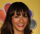 La jolie Rashida Jones. Le 16 mai à l'Hotel Hilton de New York, toute la famille NBC était  réunie pour clore la saison 2011 et présenter celle de l'année  prochaine. Et quelle famille !