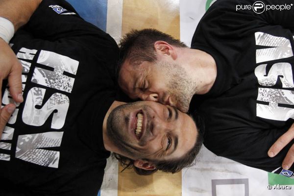 Guillaume et Bertrand Gille, les frangins terribles du hand tricolore, peuvent bien exulter : le 11 mai 2011, en s'imposant face à Gummersbach, leur club du HSV Hambourg scellait un exploit historique en s'assurant, à trois journées de la fin, du titre de champion d'Allemagne !