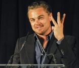 Leonardo DiCaprio rend hommage à son copain Sean Penn lors du dîner de charité Cinema for Peace organisé au Carlton, à Cannes, le 18 mai 2011