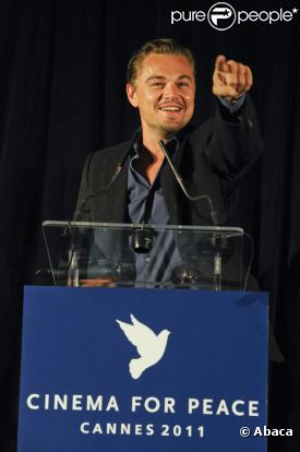 Leonardo DiCaprio rend hommage à Sean Penn et son travail pour Haïti lors du dîner de charité Cinema for Peace organisé au Carlton, à Cannes, le 18 mai 2011