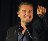 Leonardo DiCaprio rend hommage à Sean Penn et son travail pour Haïti lors du dîner de charité Cinema for Peace organisé au Carlton, à Cannes, le 18 mai 2011