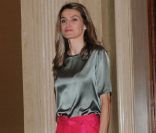  Letizia d'Espagne est très élégante dans son ensemble jupe fushia et top en soie vert. Une vraie princesse. Madrid, 18 mai 2011 