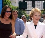 Patti Davis et sa mère Nancy Reagan, à Los Angeles, le 14 juillet 2002.