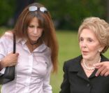 Patti Davis et sa mère Nancy Reagan, à Los Angeles, le 7 juin 2004. 