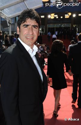 Joël Cantona (photo : à Cannes, en mai 2010) a postulé, jeudi 19 mai 2011, pour la reprise du club de football du SCO Angers, où il évolua de 1989 à 1991, et actuellement en Ligue 2. Il aurait proposé 1,5 million d'euros.