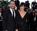 Mélanie Doutey est sublime aux côtés Gilles Lelouche sur le tapis rouge du 64e Festival de Cannes. 15 mai 2011<br />