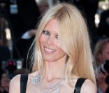 Claudia Schiffer remonte le tapis rouge du 64e festival de Cannes, vêtue en Dolce & Gabbana, le 20 mai 2011.