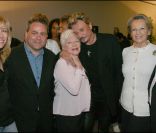 En 2009, c'est Line Renaud qui venait retrouver Johnny Hallyday dans les  coulisses de son Tour 66 au Stade de France. Le 25 mai 2011, ce sera au  tour de Johnny de rejoindre sa grande amie sur la scène de l'Olympia !