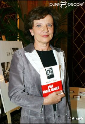 Marie-Claire Pauwels en mai 2003, lors de la réception de son Prix Roger-Nimier, pour la biographie de son père Louis Pauwels, intitulé Fille à papa. 
