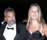 Luc Besson, avec sa compagne Virginie Silla et sa fille Shanna qu'il a eue avec Maïwenn 