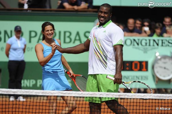 Amélie Mauresmo et Teddy Riner, une équipe pour le meilleur... et pour le rire ! Samedi 21 mai 2011, chaude ambiance à la Porte d'Auteuil, pour l'ouverture des Internationaux de France de Roland-Garros !