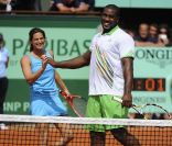 Amélie Mauresmo et Teddy Riner, une équipe pour le meilleur... et pour le rire ! Samedi 21 mai 2011, chaude ambiance à la Porte d'Auteuil, pour l'ouverture des Internationaux de France de Roland-Garros !