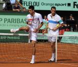 Novak Djokovic, Michaël Llodra et l'épreuve du franchissement de filet ! Samedi 21 mai 2011, chaude ambiance à la Porte d'Auteuil, pour l'ouverture des Internationaux de France de Roland-Garros !