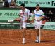 Novak Djokovic, Michaël Llodra et l'épreuve du franchissement de filet ! Samedi 21 mai 2011, chaude ambiance à la Porte d'Auteuil, pour l'ouverture des Internationaux de France de Roland-Garros !