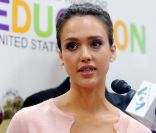 Le 21 avril 2010, Jessica Alba défendait l'éducation des enfants à Washington.  