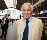 Jean d'Ormesson lors de l'inauguration de l'opération A vous de lire au sein de la Gare du Nord à Paris le 25 mai 2011