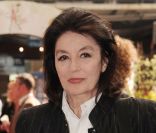 Anouk Aimée lors de l\'inauguration de l\'opération A vous de lire au sein de la Gare du Nord à Paris le 25 mai 2011