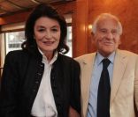 Anouk Aimée et Jean d'Ormesson lors de l'inauguration de l'opération A vous de lire au sein de la Gare du Nord à Paris le 25 mai 2011