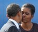 Barack Obama et Michelle, amoureux, ne résistent pas à un petit baiser...