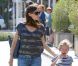 Jennifer Garner et sa fille aînée Violet se promènent dans les rues de Los Angeles, le 21 mai 2011. 