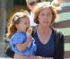 La mère de Ben Affleck porte sa petite-fille Seraphina dans les rues de Los Angeles, le 21 mai 2011. 