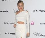 Nicole Richie dévoile ses magnifiques jambes dans une robe fendue tendance et sexy ! Hollywood, 7 février 2011 