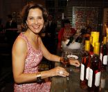 Carole Bouquet et son vin Sangue d\'Oro, le 2 juin 2011 dans la cave Magnum à Bordeaux<br />