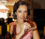 Carole Bouquet dans la cave Magnum à Bordeaux, le 2 juin 2011, présentant son vin Sangue d\'Oro<br />
