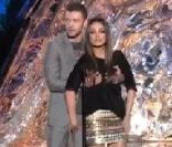 Mila Kunis et Justin Timberlake s\'amusent et se pelottent avec humour lors des 20e MTV Movie Awards, à Los Angeles, le 5 juin 2011.