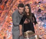 Mila Kunis et Justin Timberlake se pelottent avec humour lors des 20e MTV Movie Awards, à Los Angeles, le 5 juin 2011.