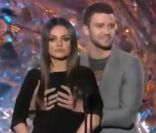 La ravissante Mila Kunis et Justin Timberlake se pelottent avec humour lors des 20e MTV Movie Awards, à Los Angeles, le 5 juin 2011.