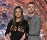 Mila Kunis et Justin Timberlake se pelottent avec humour lors des 20e MTV Movie Awards, à Los Angeles, le 5 juin 2011.