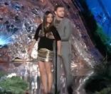 Mila Kunis et Justin Timberlake se pelottent avec humour lors des 20e MTV Movie Awards, à Los Angeles, le 5 juin 2011.