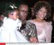 Whitney Houston est radieuse en 1997 au bras de son époux Bobby Brown, qui porte leur fille Bobbi Kristina, pour la première de Rodger and Hammerstein's Cinderella . 